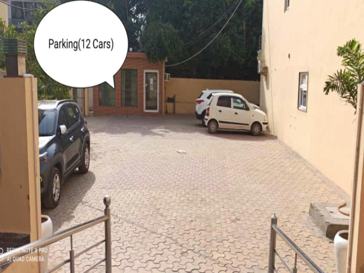 Oyo 74401 Aster Garden Suites Delhi  Dış mekan fotoğraf