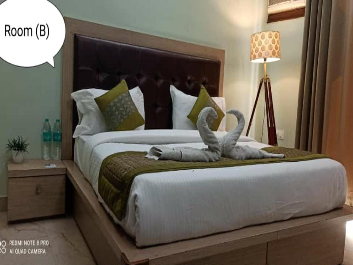 Oyo 74401 Aster Garden Suites Delhi  Dış mekan fotoğraf