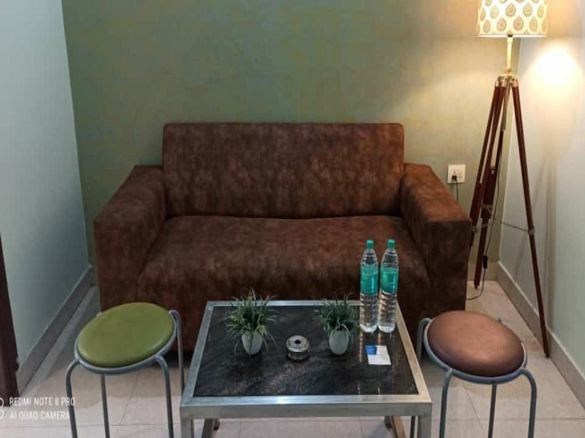 Oyo 74401 Aster Garden Suites Delhi  Dış mekan fotoğraf
