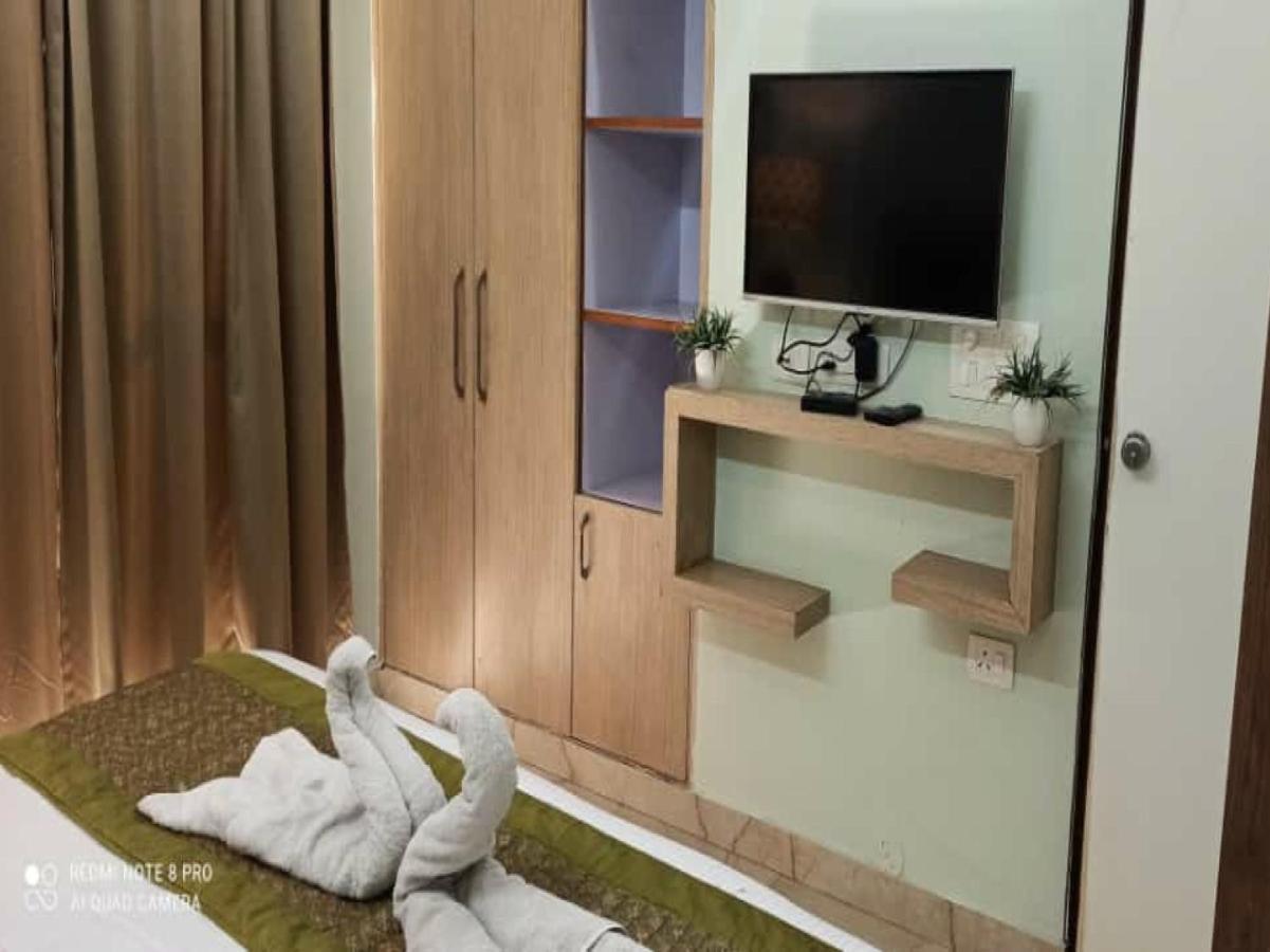 Oyo 74401 Aster Garden Suites Delhi  Dış mekan fotoğraf