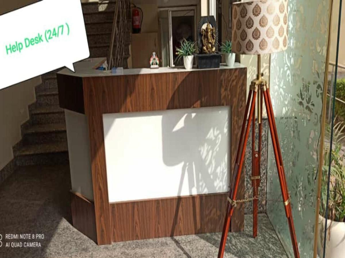 Oyo 74401 Aster Garden Suites Delhi  Dış mekan fotoğraf