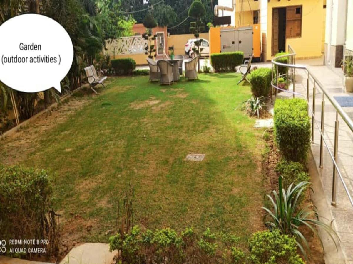 Oyo 74401 Aster Garden Suites Delhi  Dış mekan fotoğraf