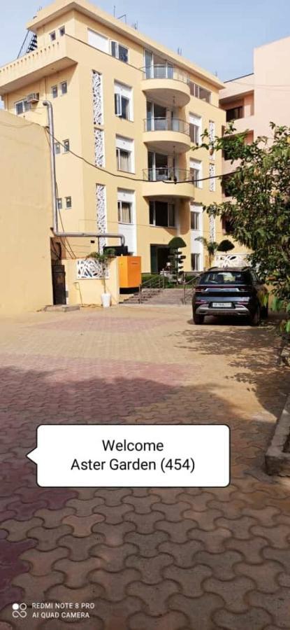 Oyo 74401 Aster Garden Suites Delhi  Dış mekan fotoğraf
