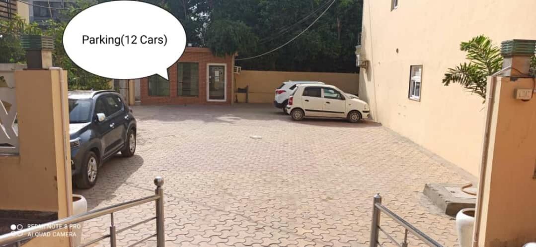 Oyo 74401 Aster Garden Suites Delhi  Dış mekan fotoğraf