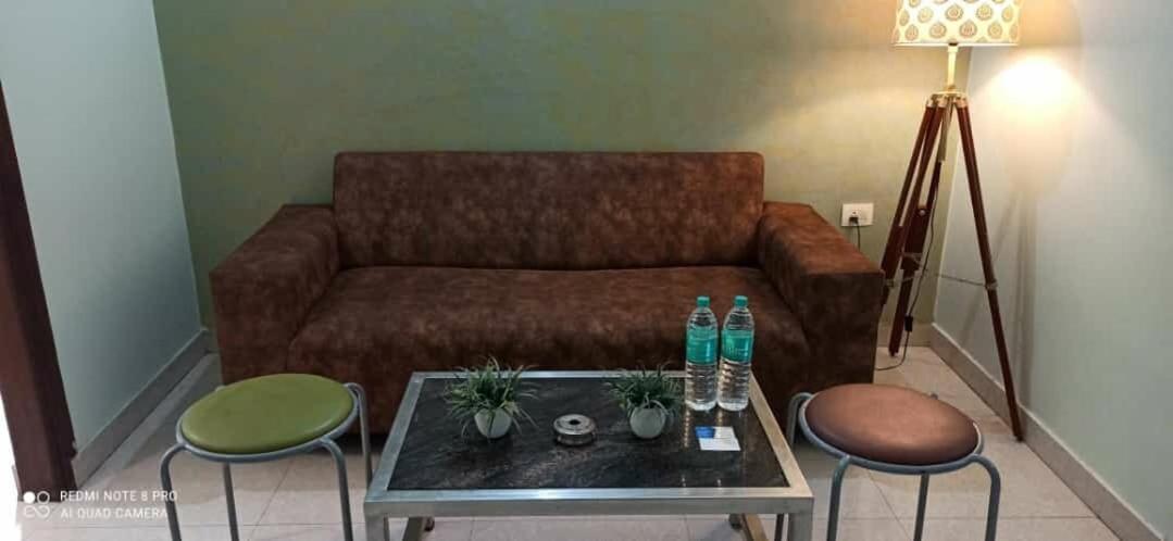 Oyo 74401 Aster Garden Suites Delhi  Dış mekan fotoğraf