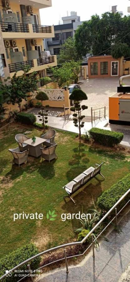 Oyo 74401 Aster Garden Suites Delhi  Dış mekan fotoğraf
