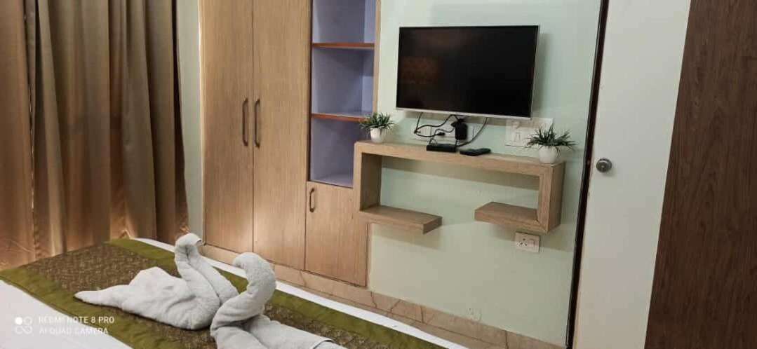 Oyo 74401 Aster Garden Suites Delhi  Dış mekan fotoğraf