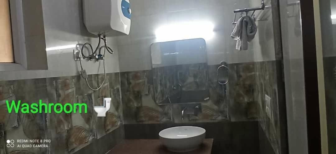 Oyo 74401 Aster Garden Suites Delhi  Dış mekan fotoğraf